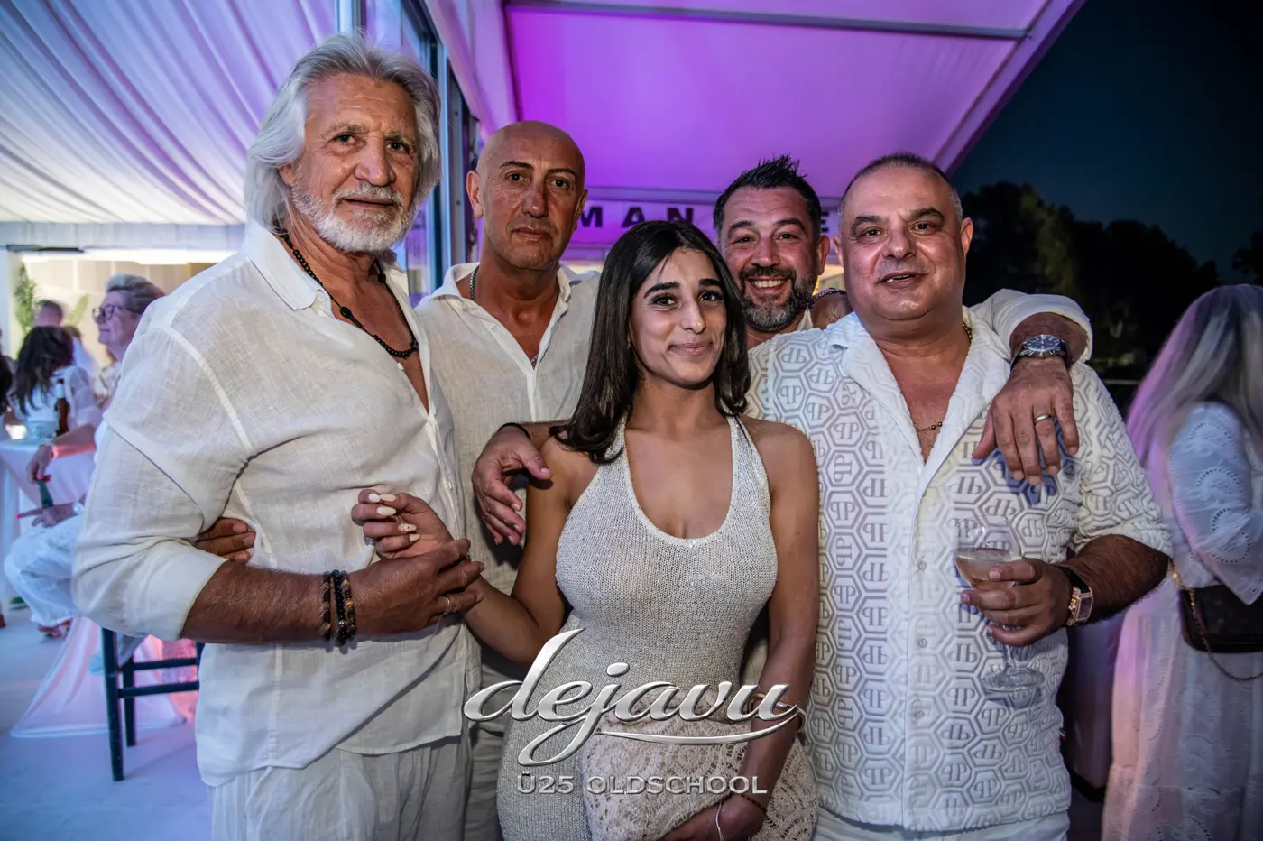 Gruppe in Weiß beim Event