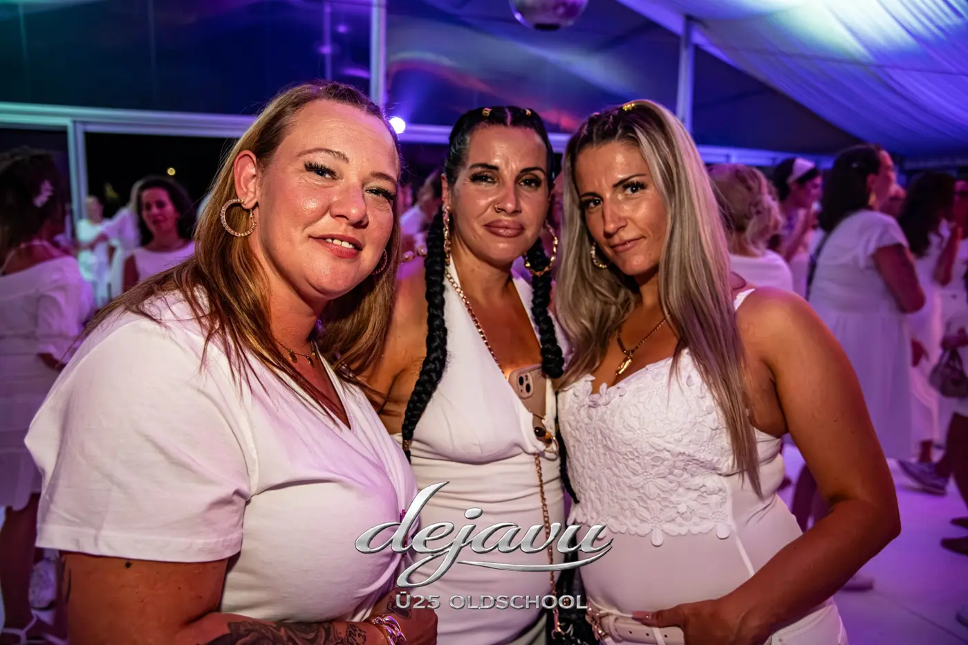 Freunde in Weiß bei der White Party