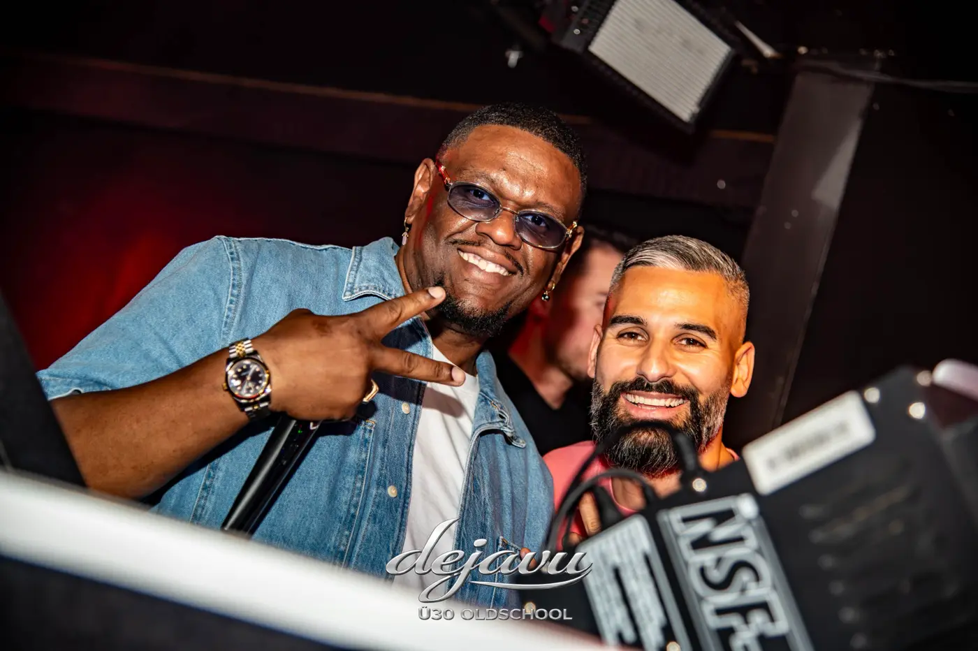 DJ Chilly E mit Sonnenbrille und Jeanshemd am DJ-Pult