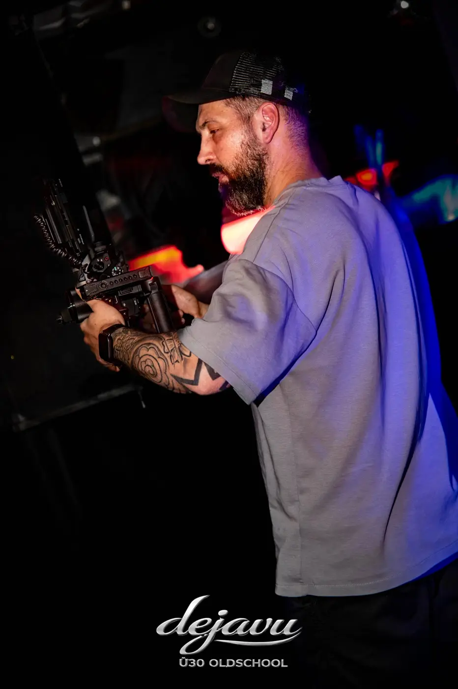 Videograf mit Kamera-Rig im Club