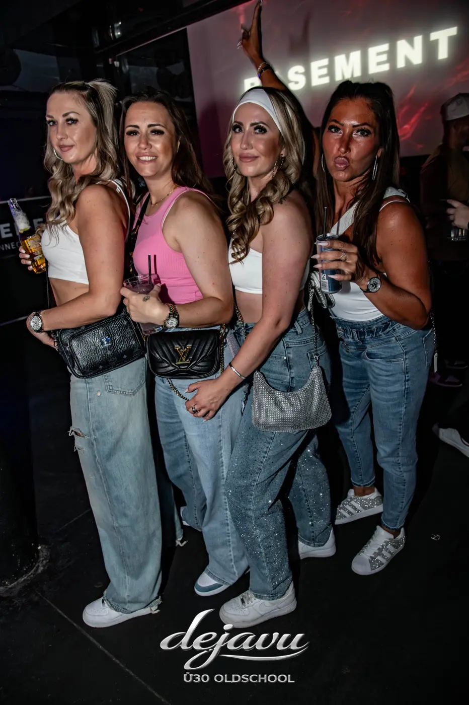 Vier Freundinnen in Jeans und Crop-Tops