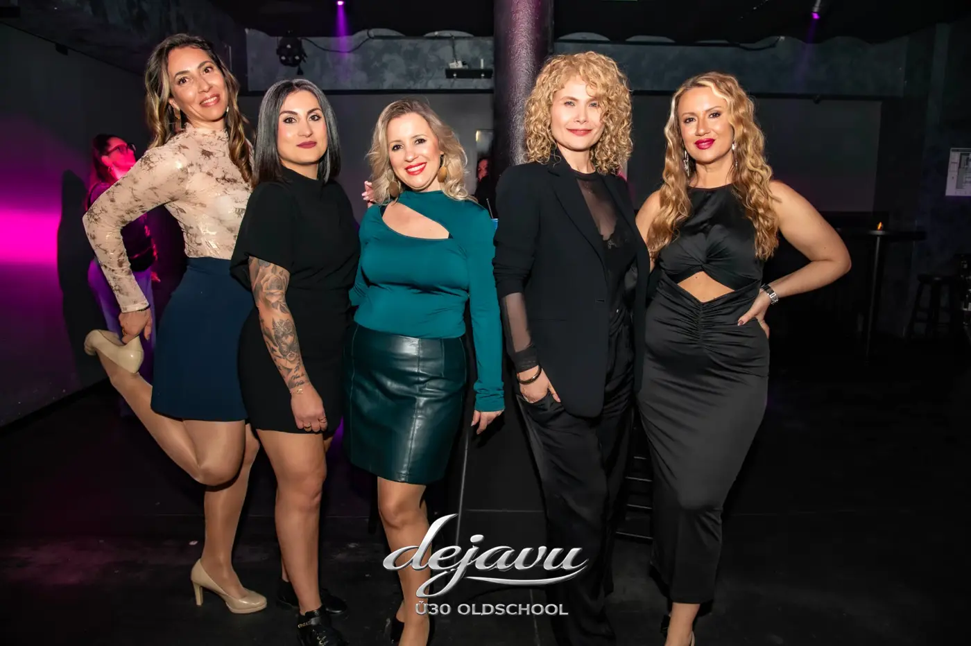 Gruppe Frauen in Schwarz posiert im Club